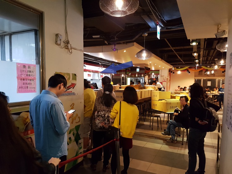 フードコート内(5時47分)<br />※青い矢印の場所で注文 フードコート内(5時47分)<br />※青い矢印の場所で注文