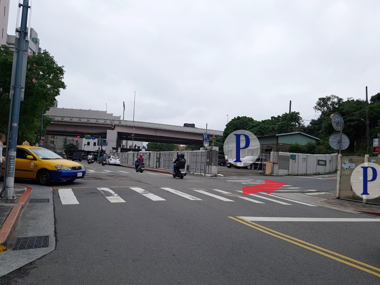 高架近くまで来ると駐車場に挟まれた緩い坂道が見えてくる