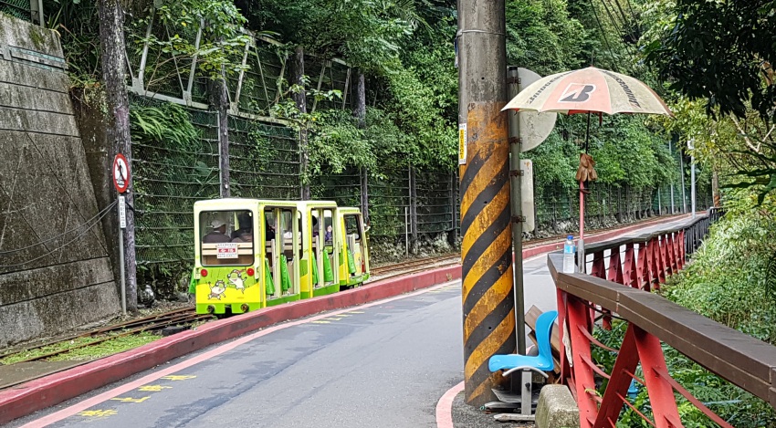 【烏來(ウーライ)2】烏來台車（トロッコ列車）で瀑布エリアまで約5分